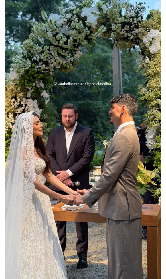 Gabriel Medina anunciou a gravidez de Isabella Arantes no altar do seu casamento, segundo o portal LeoDias