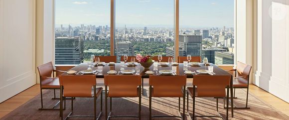 O hotel onde estão hospedados oferece spa, piscina coberta, restaurantes estrelados e vista panorâmica da capital japonesa