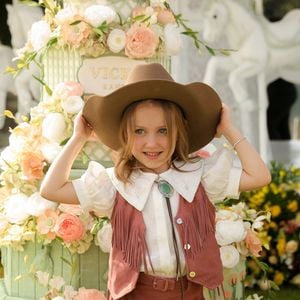 Vicky comemorou seus 6 anos com um lookzinho 'cowgirl chic' com direito a chapéu