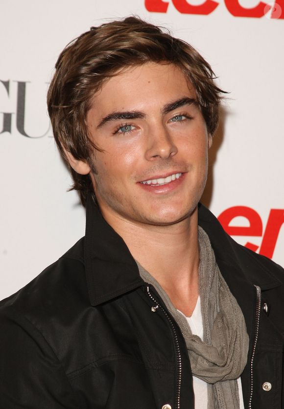 2008: neste clique, Zac Efron aparece com o cabelo mais comprido