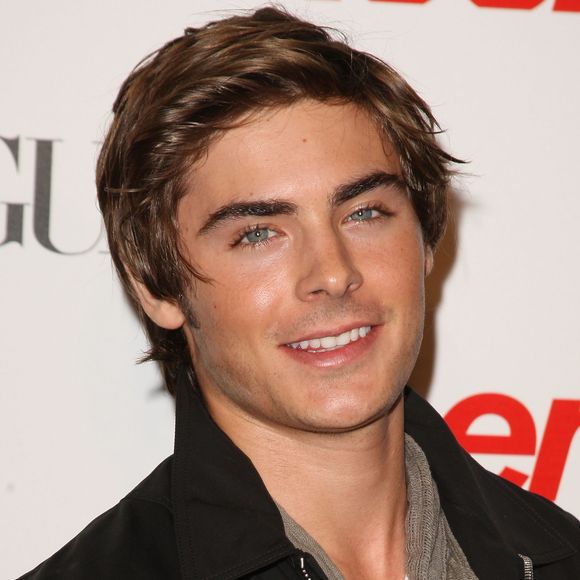 2008: neste clique, Zac Efron aparece com o cabelo mais comprido