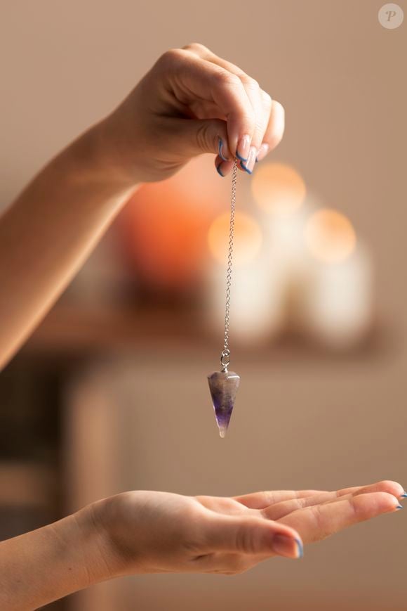 Não é preciso um ritual elaborado para se conectar com a data. Ficar em silêncio por alguns minutos, meditar ou refletir sobre o que precisa ser liberado são passos simples para virar a página.