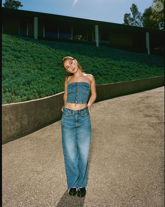Em 2022, ano de lançamento da produção, a atriz exibia um guarda-roupa repleto de peças casuais, com destaque para jeans, calças cargo e combinações que transmitiam conforto e um ar descolado, em sintonia com a atmosfera leve da série.