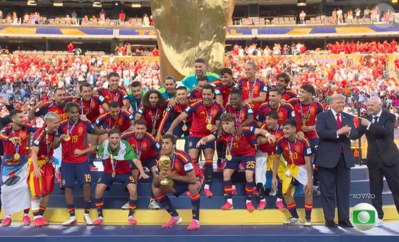 O presidente da Fifa ainda tentou tirar Trump da foto oficial da Espanha, sem sucesso