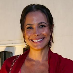 Sobre o método sem raspagem, a especialista detalha que o processo é semelhante ao transplante tradicional, mas realizado com os fios longos.