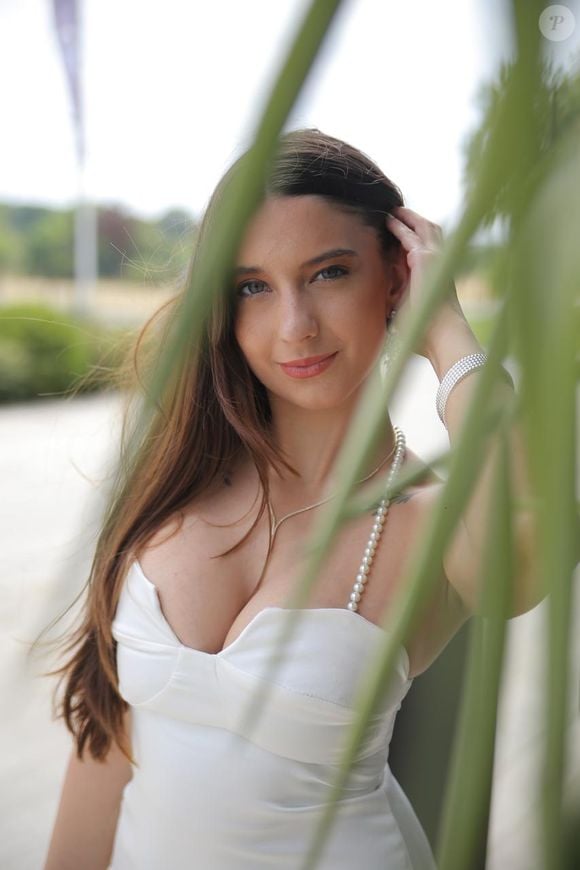 Beleza da filha de Petkovic chamou atenção em foto de casamento