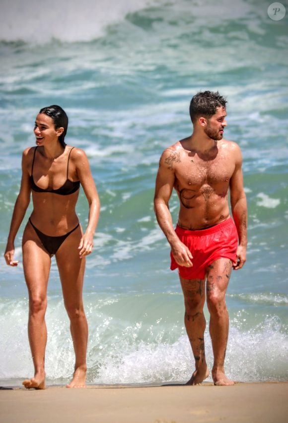Bruna Marquezine escolheu biquíni fio-dental para dia de praia com João Guilherme em 25 de outubro de 2025