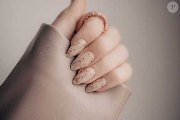 Esmalte bege com nail art em dourado: que tal essa opção refinada e cheia de estilo?