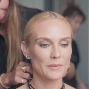 Quando decide apostar em uma maquiagem mais elaborada, Diane Kruger alterna entre um batom vermelho marcante, olhos bem esfumados ou uma produção fresca e discreta, sempre priorizando a transformação do visual