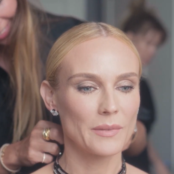 Quando decide apostar em uma maquiagem mais elaborada, Diane Kruger alterna entre um batom vermelho marcante, olhos bem esfumados ou uma produção fresca e discreta, sempre priorizando a transformação do visual