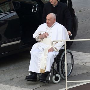 Papa Francisco está usando cadeira de rodas para se locomover