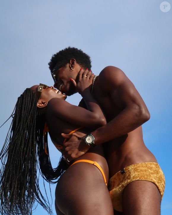 Clara Moneke e Breno Ferreira juntos em uma praia da zona sul do Rio de Janeiro.