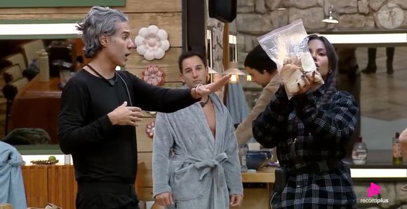 'A Fazenda 17': Fernando Sampaio escondeu nove pedaços de pão, mas foi desmascarado por Saory Cardoso e Carol Lekker. 'Que coisa ridícula ficar escondendo comida'