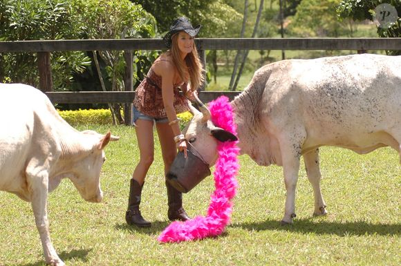 Ticiane Pinheiro no 'Simple Life': em 2007, ao lado de Karina Bacchi, a apresentadora mostrou com muito humor como foi a experiência de vida no campo no reality