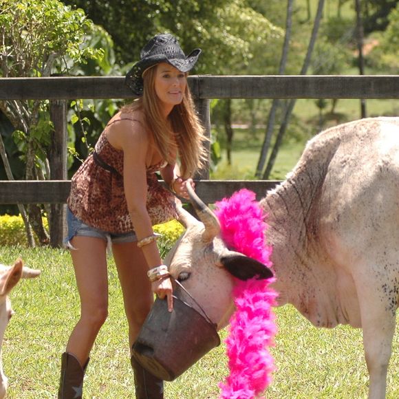 Ticiane Pinheiro no 'Simple Life': em 2007, ao lado de Karina Bacchi, a apresentadora mostrou com muito humor como foi a experiência de vida no campo no reality