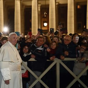 Papa Francisco foi surpreendido por uma fiel, que apertou bem forte a mão do pontífice. Ele tenta se desvencilhar, mas a fiel não o larga de jeito algum