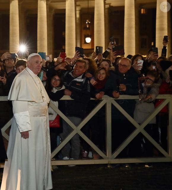 Papa Francisco foi surpreendido por uma fiel, que apertou bem forte a mão do pontífice. Ele tenta se desvencilhar, mas a fiel não o larga de jeito algum