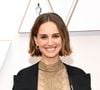 Natalie Portman, vencedora do Oscar por Cisne Negro, também se envolveu em projetos sociais e apoiou iniciativas voltadas à educação de meninas no Quênia