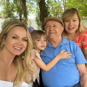 Pai de Eliana, sr.José Bezerra trabalhou 38 anos em um mesmo prédio como zelador - na foto, ele com as filhas e uma das netas