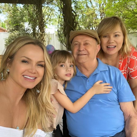 Pai de Eliana, sr.José Bezerra trabalhou 38 anos em um mesmo prédio como zelador - na foto, ele com as filhas e uma das netas