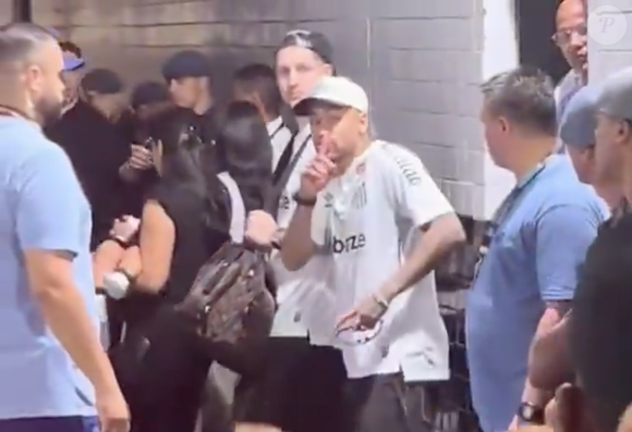 Depois da polêmica, Neymar viralizou ao pedir silêncio para seus torcedores em um momento