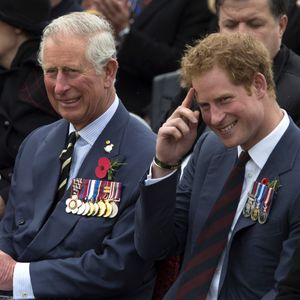 O rei Charles III estaria aberto a uma reconciliação com o príncipe Harry, mas apenas se o filho deixasse de fazer críticas públicas à família real britânica, segundo fontes próximas ao Palácio ao "Mirror".