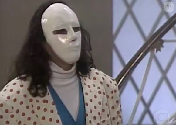 Mascarado da novela 'A Viagem': importante personagem da Globo usava uma máscara branca, devido a um acidente de avião.