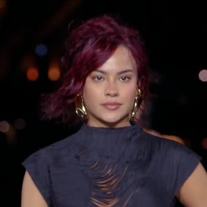 Bella Campos surgiu com cabelo vermelho na passarela da Semana de Moda de Paris, onde participou pela primeira vez do desfile da L’Oréal Paris. A mudança visual reforçou o protagonismo da beleza na apresentação. De acordo com a psicóloga Leticia Martín Enjuto, o cérebro pode associar características externas a determinados estereótipos, mas uma impressão inicial não equivale à realidade de uma pessoa