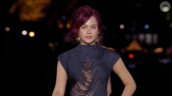 Bella Campos surgiu com cabelo vermelho na passarela da Semana de Moda de Paris, onde participou pela primeira vez do desfile da L’Oréal Paris. A mudança visual reforçou o protagonismo da beleza na apresentação. De acordo com a psicóloga Leticia Martín Enjuto, o cérebro pode associar características externas a determinados estereótipos, mas uma impressão inicial não equivale à realidade de uma pessoa
