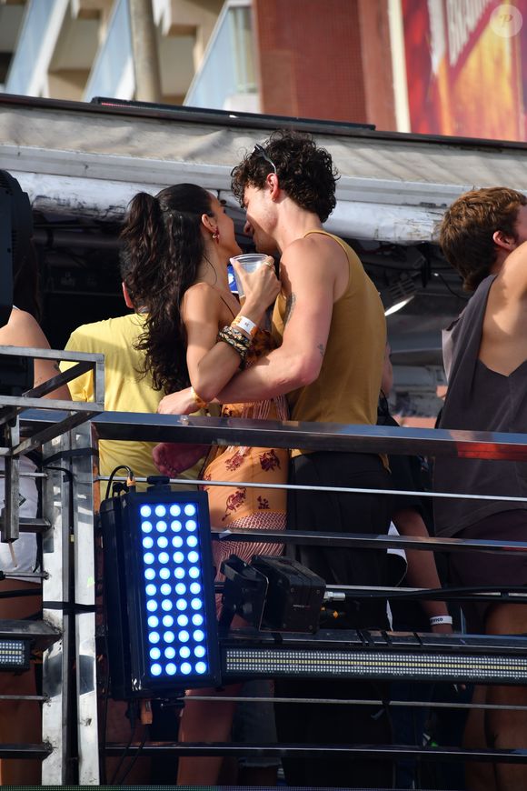 Bruna Marquezine ganhou um discreto amasso do namorado, Shawn Mendes