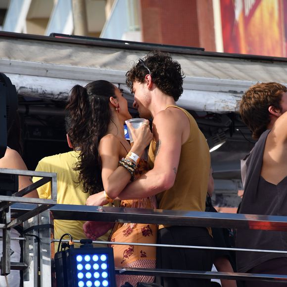 Bruna Marquezine ganhou um discreto amasso do namorado, Shawn Mendes