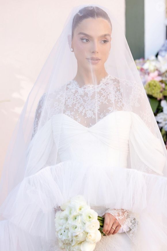 Um drapeado em tule sobre o busto foi o responsável por marcar a cintura de Giovanna Lancellotti