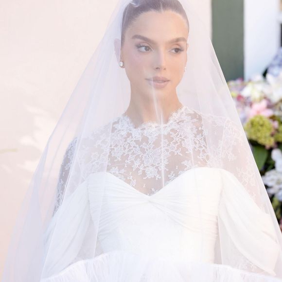 Um drapeado em tule sobre o busto foi o responsável por marcar a cintura de Giovanna Lancellotti