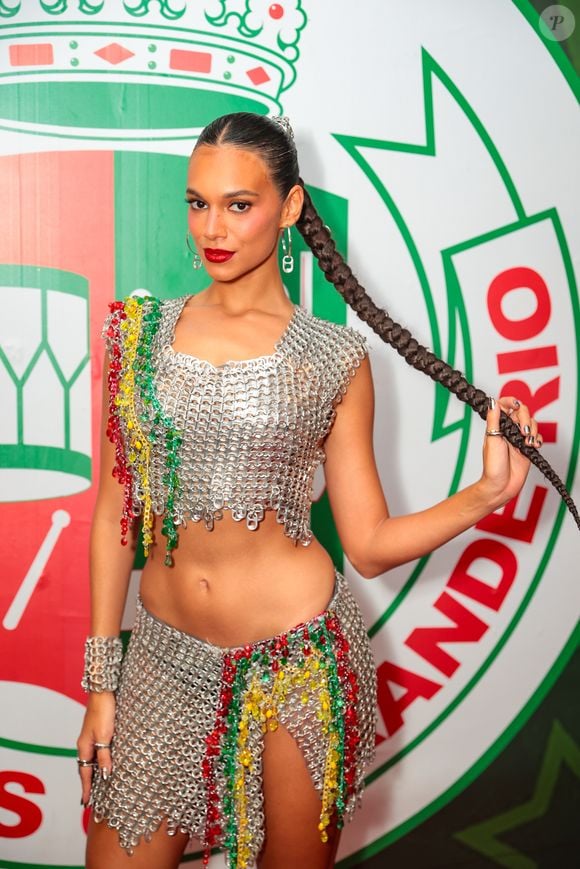 Alane Dias chamou atenção na Noite das Musas da Grande Rio com um look confeccionado com cerca de 4 mil lacres de latinhas de alumínio, em uma proposta artesanal para o Carnaval 2027