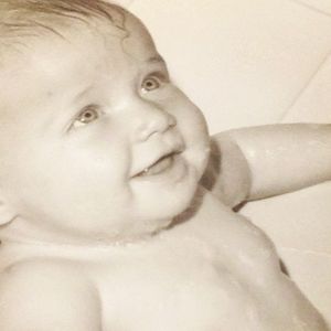 Angélica começou a carreira após a situação mais traumática de sua infância. A casa onde a loira residia com o pais, Angelina e Francisco, foi assaltada