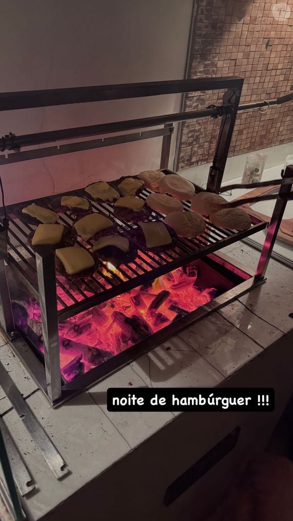 Duda Guerra mostrou os hambúrgueres sendo preparados por Benício Huck