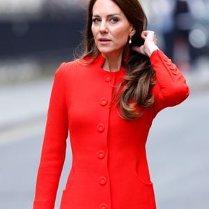 Quem prefere um visual mais coordenado pode apostar em um look monocromático laranja, levando a tonalidade do tênis para outras peças e criando uma produção inteiriça e marcante