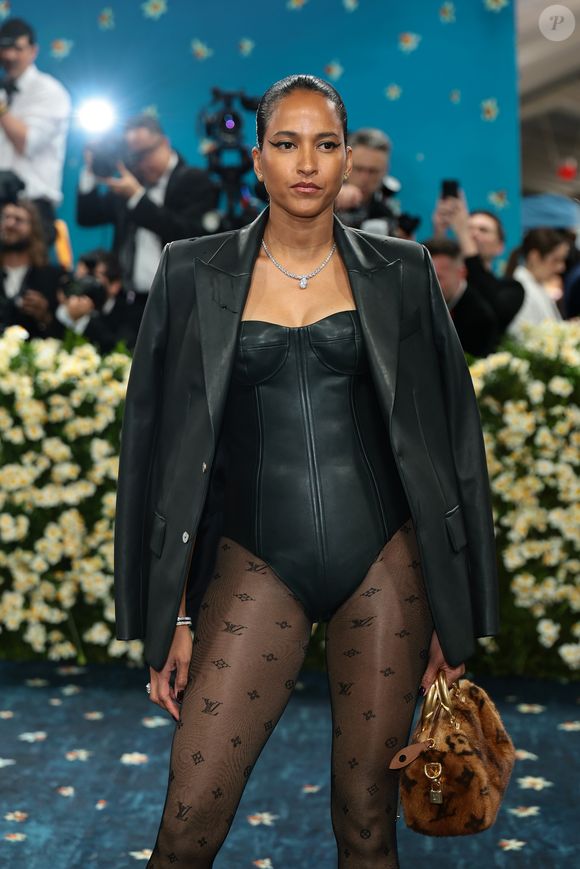 Helen Lasichanh arrasa no Met Gala 2025 com meia-calça da Louis Vuitton e pernas de fora, criando uma mistura de ousadia e elegância
