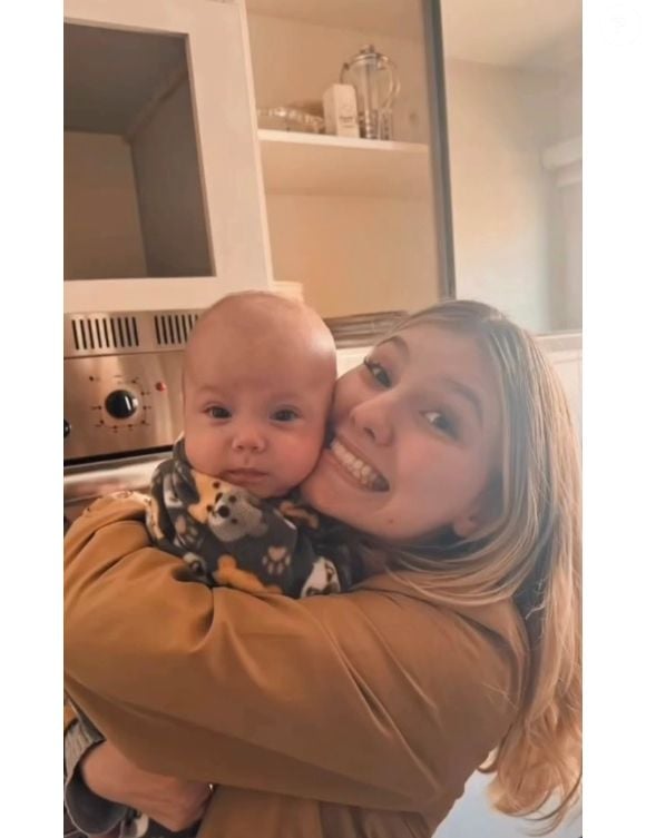 Isabel Veloso em foto com o filho: influencer morta em janeiro de 2026 ganhou homenagem tocante do pai no dia que seria seu aniversário. 'O céu ganhou sua presença… Nós continuamos precisando da sua. Isabel, te amo, até a lua ida e volta'