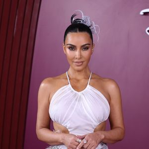 De acordo com o The Sun, Kim viajou em jatinho particular de Los Angeles para encontrar Lewis Hamilton no sofisticado Estelle Manor, onde as diárias ultrapassam mil libras