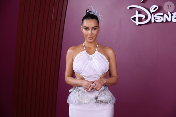 De acordo com o The Sun, Kim viajou em jatinho particular de Los Angeles para encontrar Lewis Hamilton no sofisticado Estelle Manor, onde as diárias ultrapassam mil libras