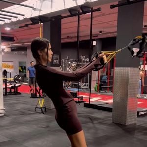 Entre os exercícios recomendados por Cássio estão o fortalecimento do assoalho pélvico, agachamentos e trabalhos focados no core — conjunto de músculos que inclui abdômen, lombar, glúteos e posteriores da coxa. Mas ele destaca que o treino deve ser adaptado ao longo da gestação.