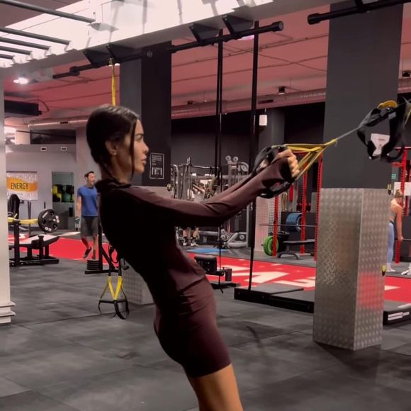 Entre os exercícios recomendados por Cássio estão o fortalecimento do assoalho pélvico, agachamentos e trabalhos focados no core — conjunto de músculos que inclui abdômen, lombar, glúteos e posteriores da coxa. Mas ele destaca que o treino deve ser adaptado ao longo da gestação.