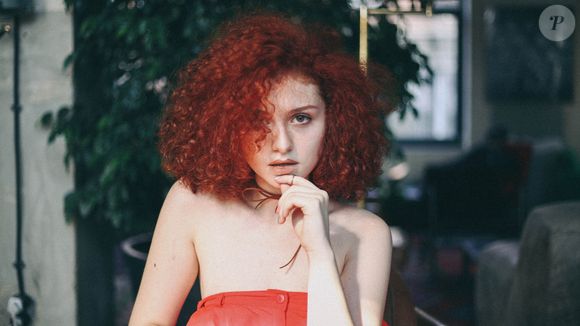 Cabelo ruivo; o tom de cherry red é aposta para 2026, revela especialista