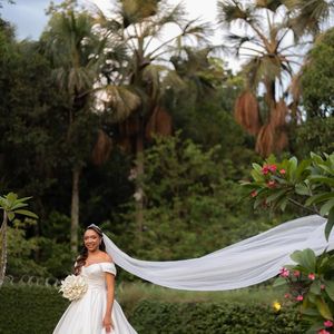 Elegância sem exageros: o vestido de noiva de Carina Costa apostou no clássico atemporal e mostrou que sofisticação também mora na simplicidade