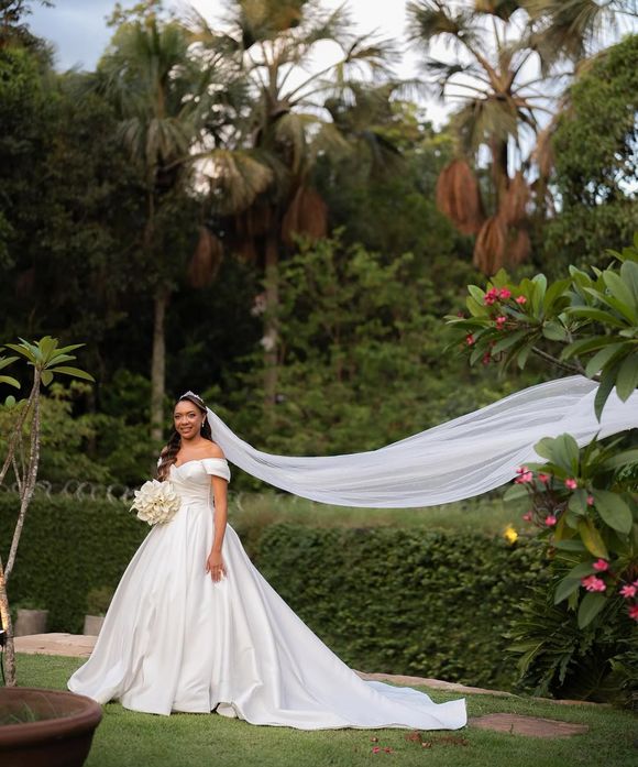 Elegância sem exageros: o vestido de noiva de Carina Costa apostou no clássico atemporal e mostrou que sofisticação também mora na simplicidade