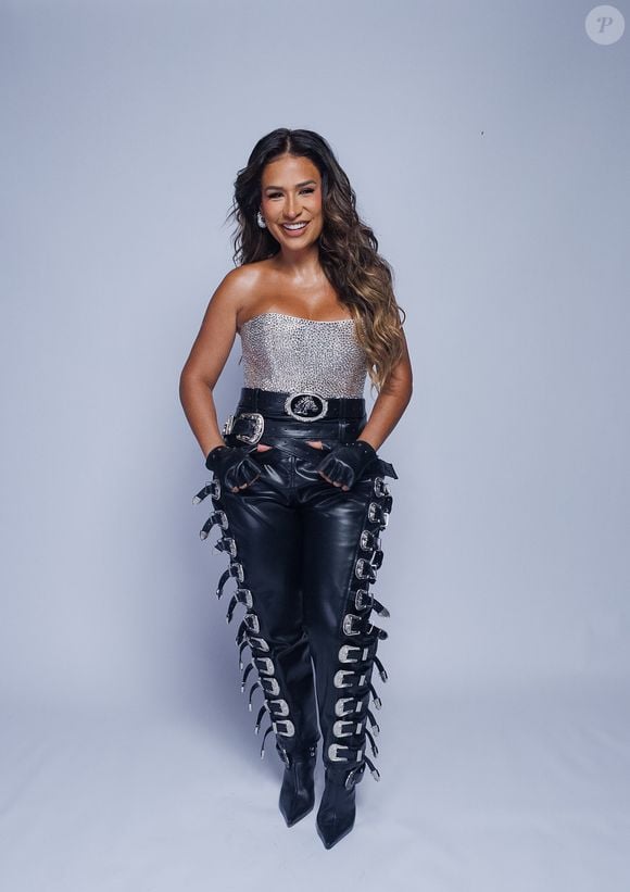 Simone Mendes surgiu com uma calça de couro preta de cintura alta