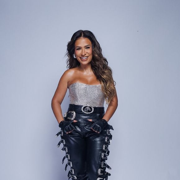 Simone Mendes surgiu com uma calça de couro preta de cintura alta
