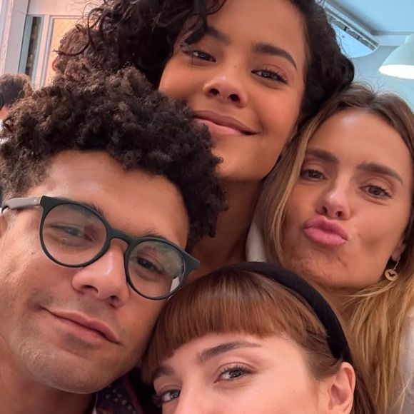 Alice Wegmann compartilhou foto com Bella Campos nos bastidores da novela 'Vale Tudo', da Globo, e citou prazer em trabalhar com quem gosta