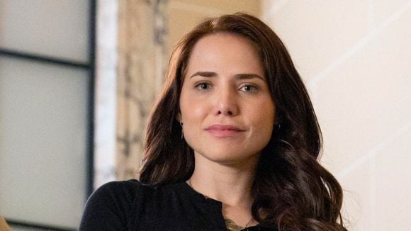 AFRONTOSA! Em 'Quem Ama Cuida', Adriana encara inimigo na cadeia, revela armação pesada e coloca sua liberdade em risco